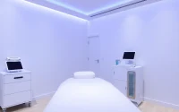 Experience noninvasive lipo treatment in a serene clinic environment with advanced technology.